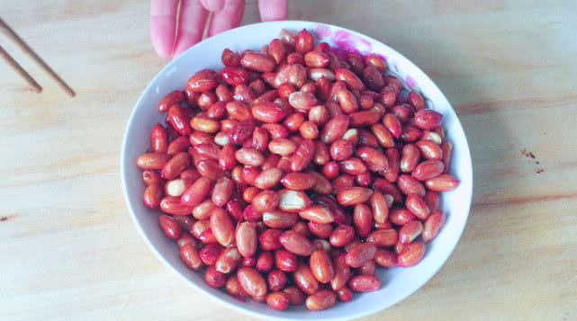 为什么你炸的花生米喜欢回潮不香脆,饭店大厨说漏嘴,千万别加盐