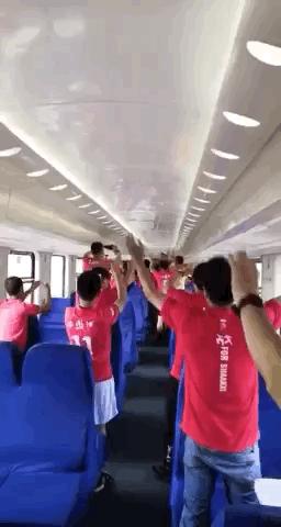 众志成城！韩轩血染沙场西北狼一球胜*疆新**3万球迷造魔鬼主场