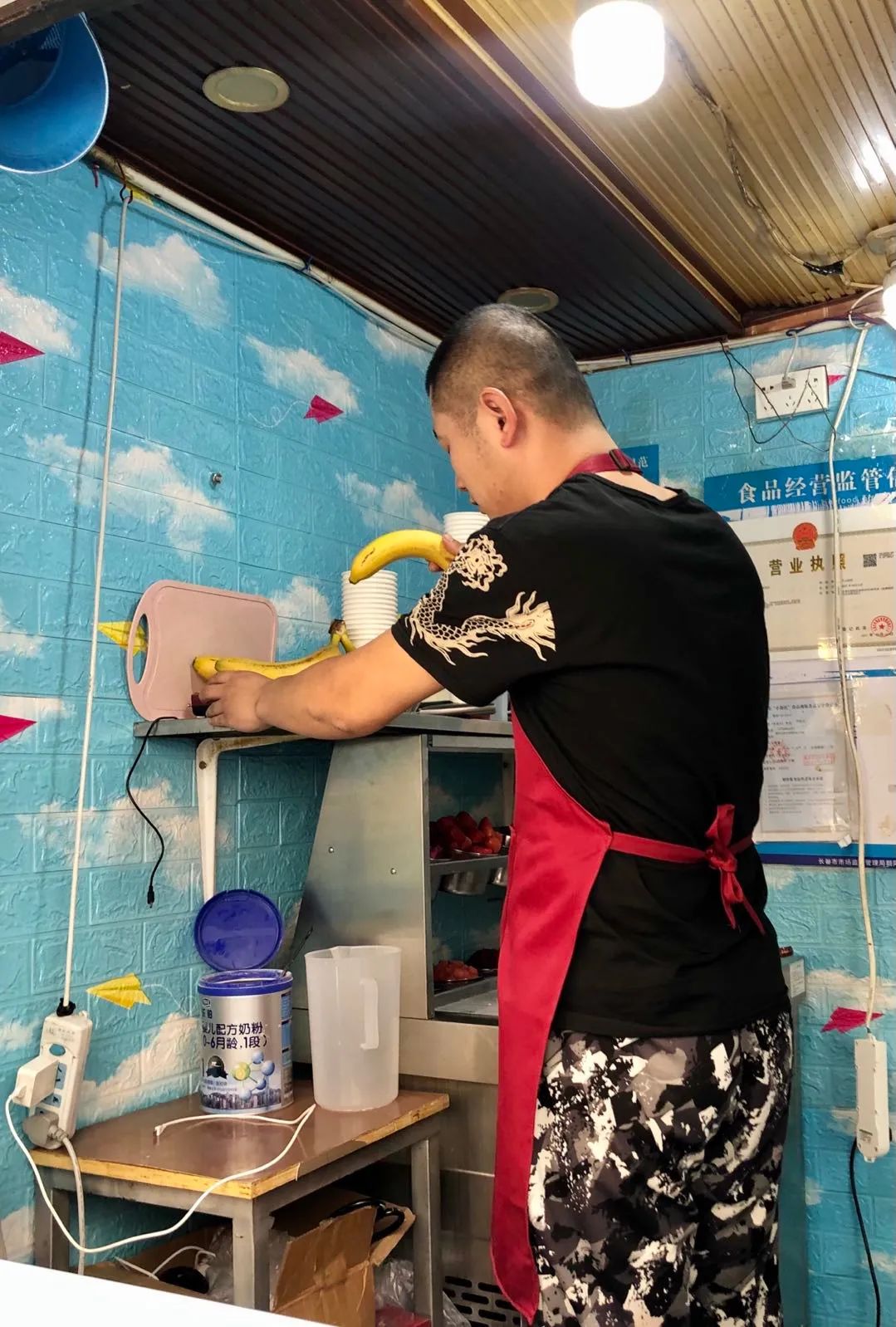 这家网红店的炒酸奶太好吃了,炒酸奶水果捞这家店挺正宗的