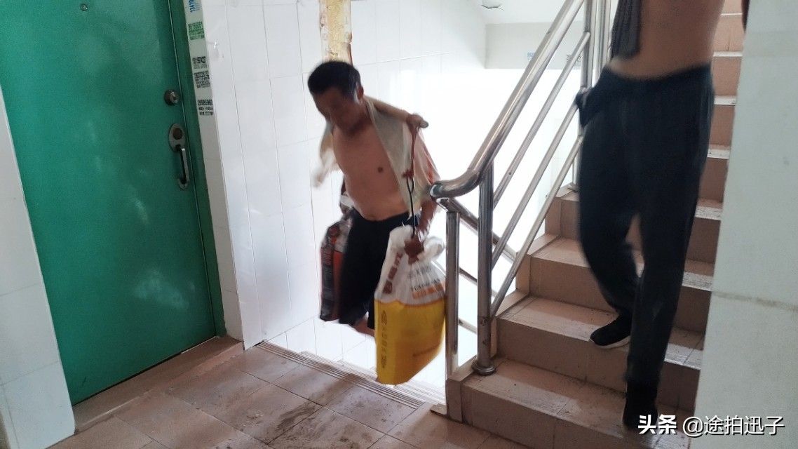 挑山工到山顶一趟多少钱,挑山工一天多少钱