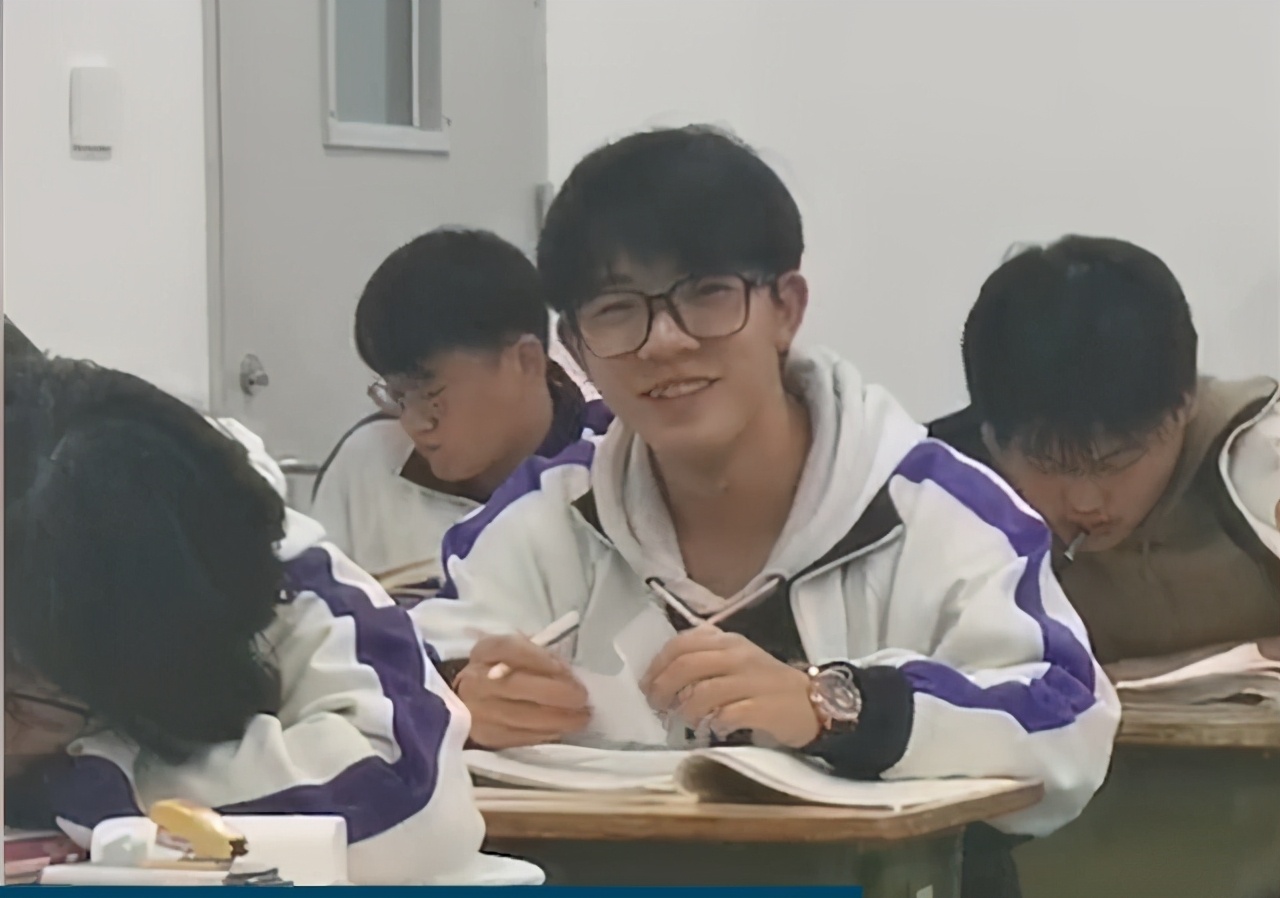 传纸条鼓励学生高三老师回应，要默默地守护，鼓励可能不用太张扬