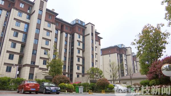 这个小区为何臭气熏天,透明的阳光房违建