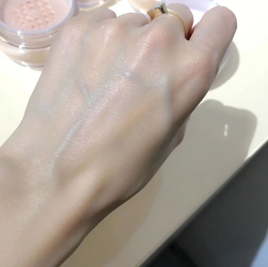 哪款散粉比较好用不脱妆女生用的,新手平价散粉推荐哪款最好看