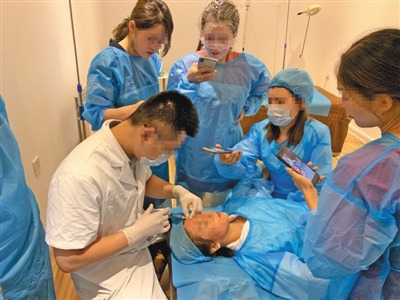 男记者*底卧**微整形速成班:开课首日就让学员互相扎针练习