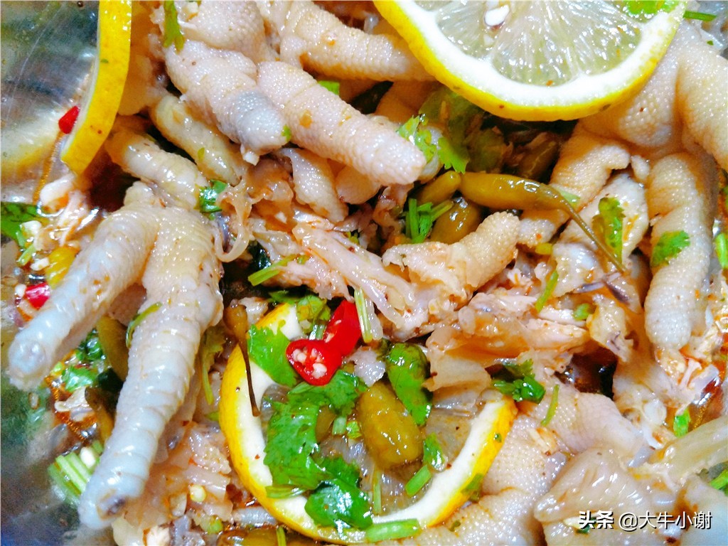 泡椒凤爪柠檬味的,柠檬凤爪刚入口的时候有点酸