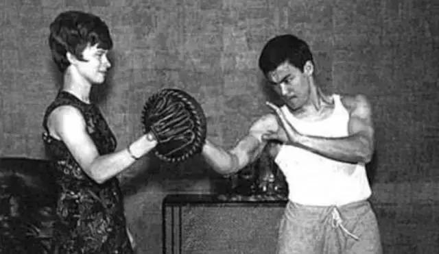 霍金站起来的照片,霍金站着