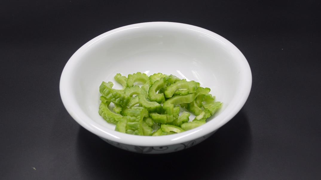 苦瓜太苦了教你一招快速去除苦味,苦瓜太苦怎样去除黄瓜的苦味