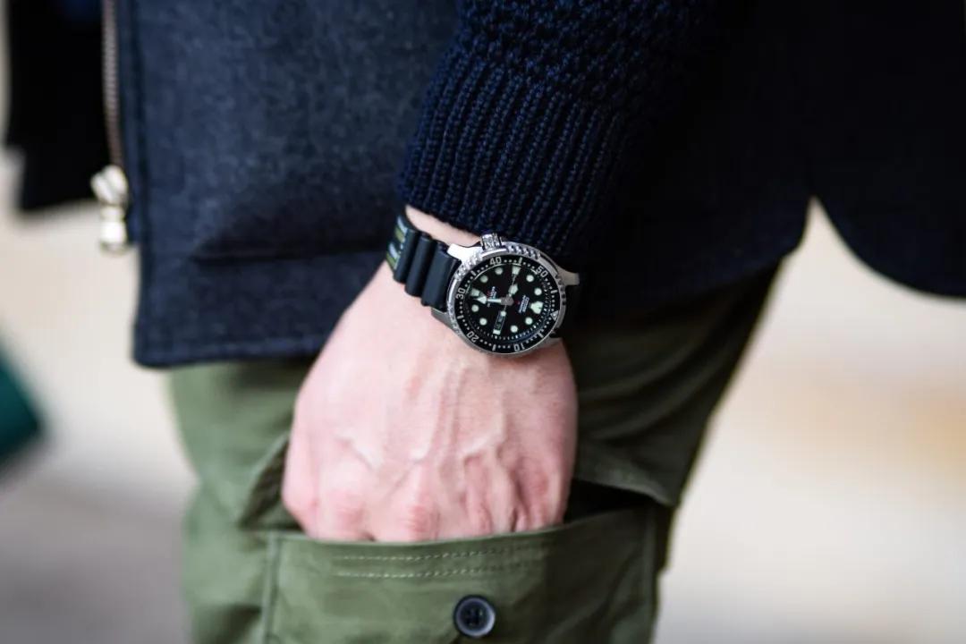 两三千买电子手表还是机械手表,两三千推荐天梭还是西铁城