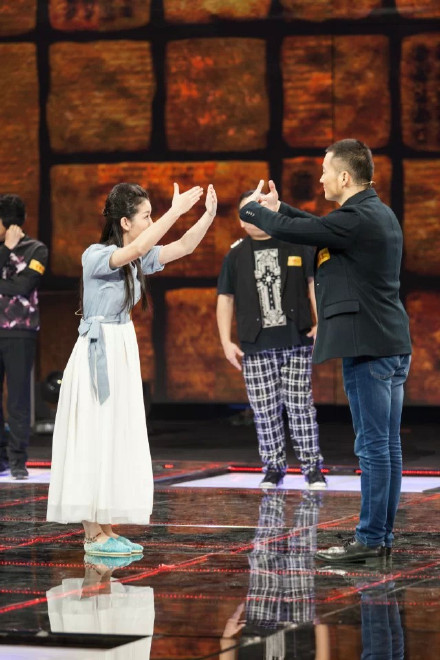 湖南南雅高中毕业的美女楚凌岚，曾因诗词被追捧，现在她工作如何