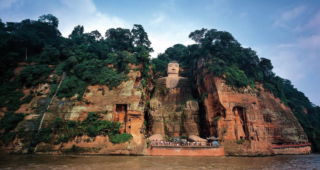 乐山大佛背后的卧佛,中国最大的坐佛在什么地方