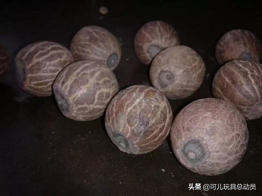 我爱做手工：分享一个手工打磨菩提根圆珠的过程，可以自己DIY