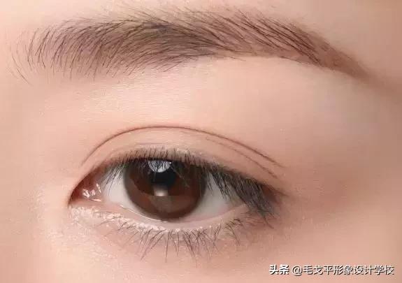 眼线一画上就晕染,眼线一笔画完视频