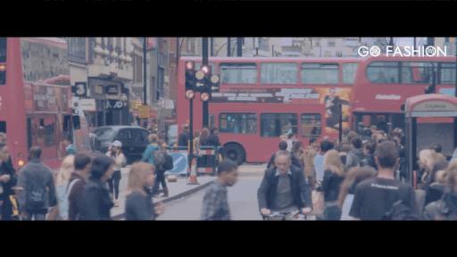 张予曦戴金丝框眼镜,张予曦银色服装