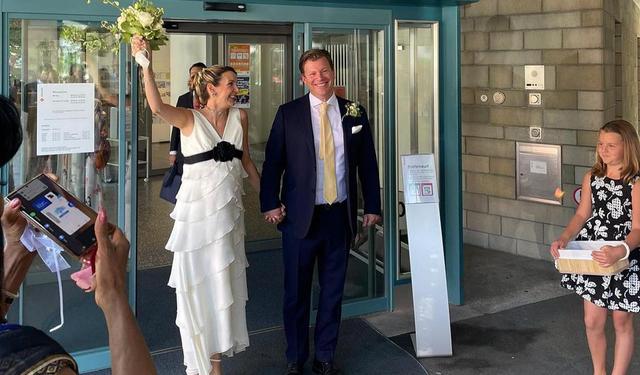 卢森堡前王妃再婚，挺孕肚穿12年前的旧款礼服，以花代冠满眼幸福