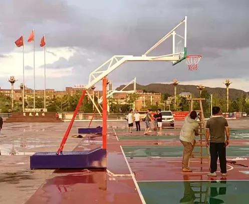 独山球迷福利！继紫薇广场后，中心广场篮球设施也安装完毕