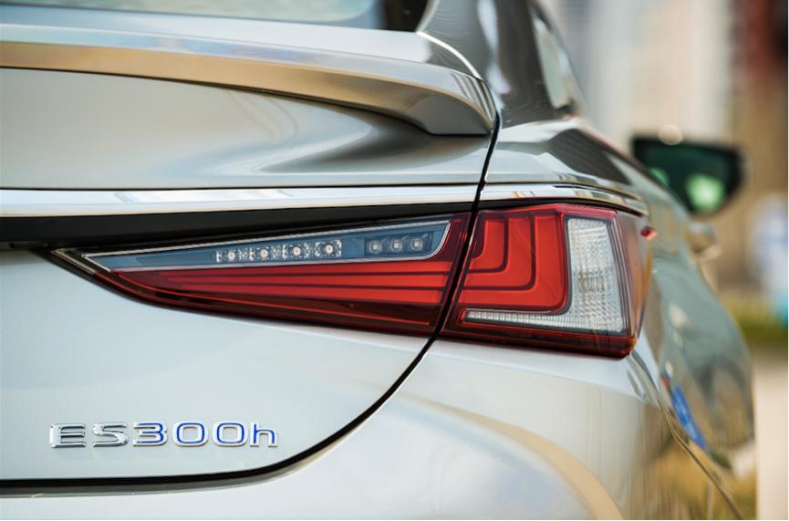 雷克萨斯es300h对比奔驰e,雷克萨斯es300h和奔驰e级