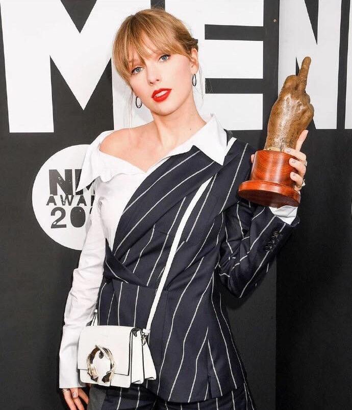 碧梨主打潮牌,碧梨和lisa相比谁更厉害