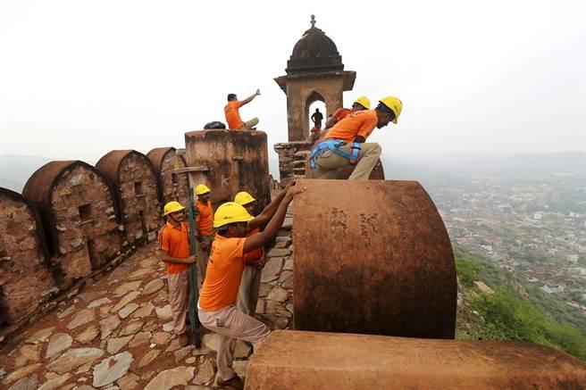 印度4男子树下避雨被闪电劈中,多名游客被雷击倒地