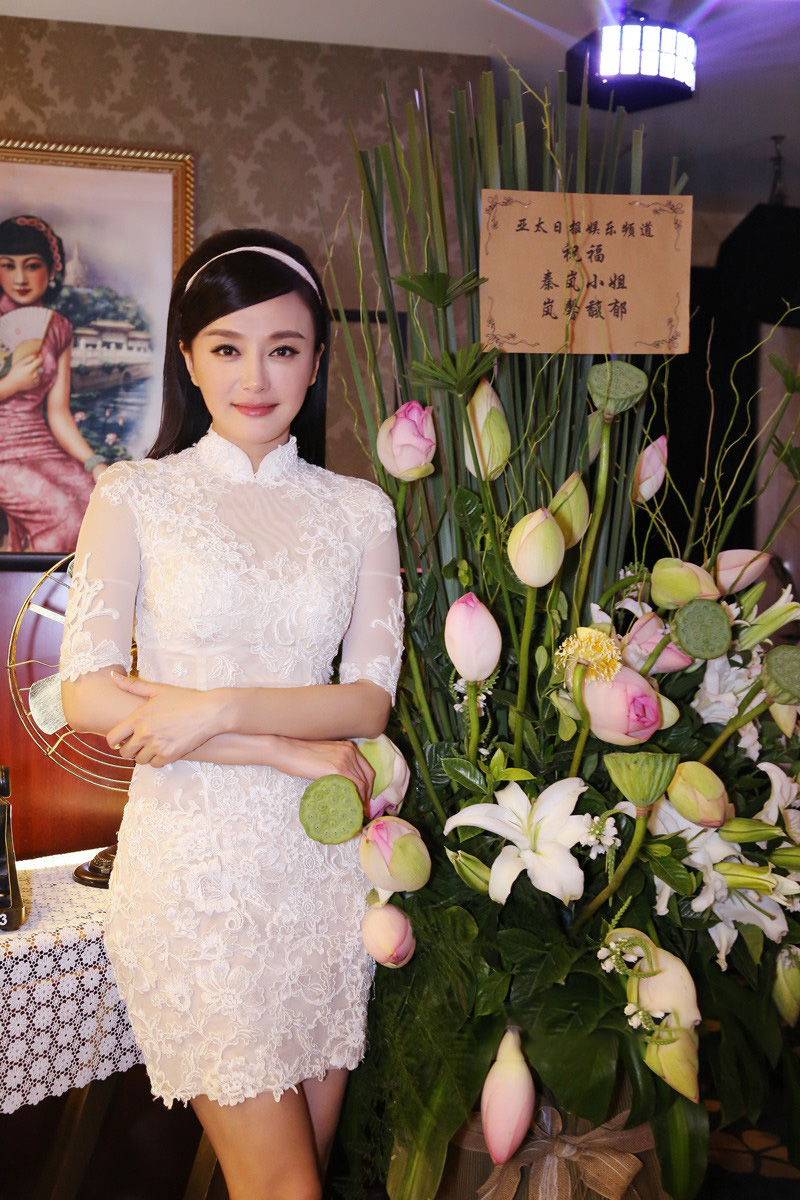 何雯娜梁超夫妻相,何雯娜和老公的婚纱照