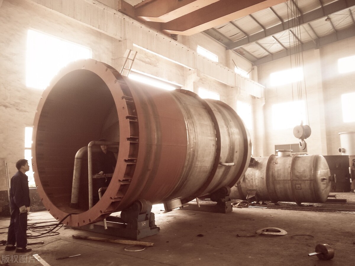 《微尘》:生命以痛吻我,还有谁在爱着我?