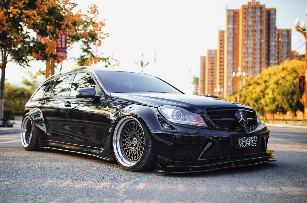 新款奔驰c200改装最帅效果,小县城越野改装店