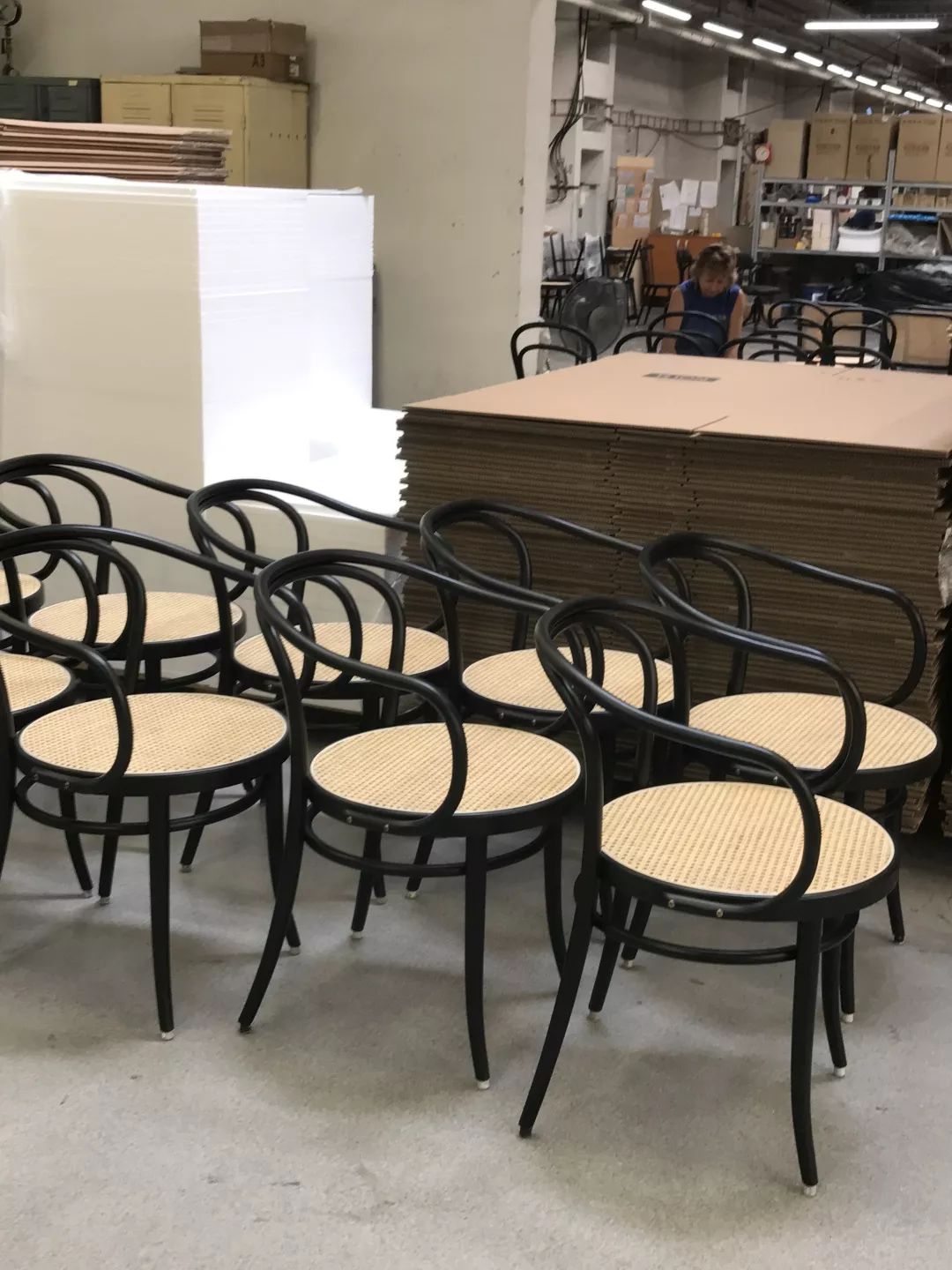 探访TON工厂看经典椅子背后的故事|疯狂24h我们去捷克干了啥？