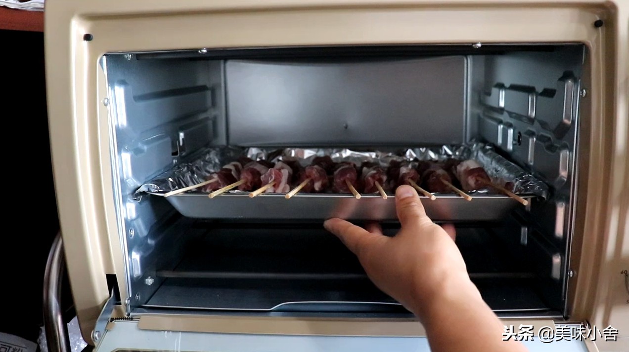 想吃羊肉串不用去夜市，做法诀窍教你在家烤，吃着真过瘾
