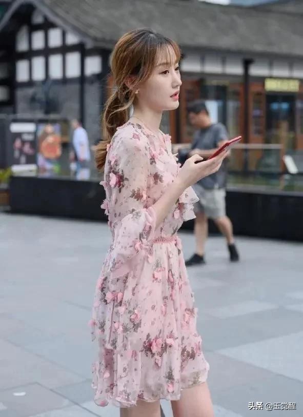 碎花无腰带连衣裙,碎花连衣裙搭配什么腰带好看