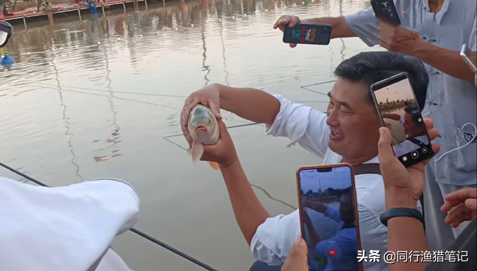 大衣哥钓鱼,大衣哥农场钓鱼