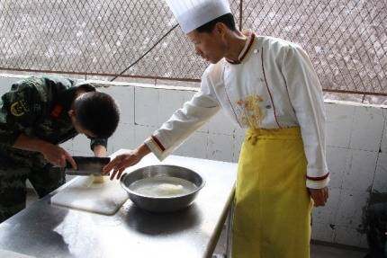 三尺灶台烹尽人生百味,三尺灶台燃战火炊事比武砺精兵