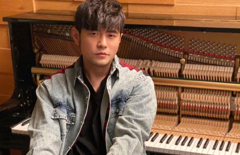 周杰伦比赛也不忘耍帅,周杰伦打游戏然后线下打球