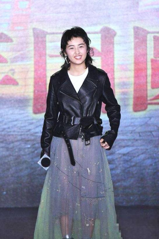 长相普通女孩和漂亮女孩,周冬雨杨超越早期视频