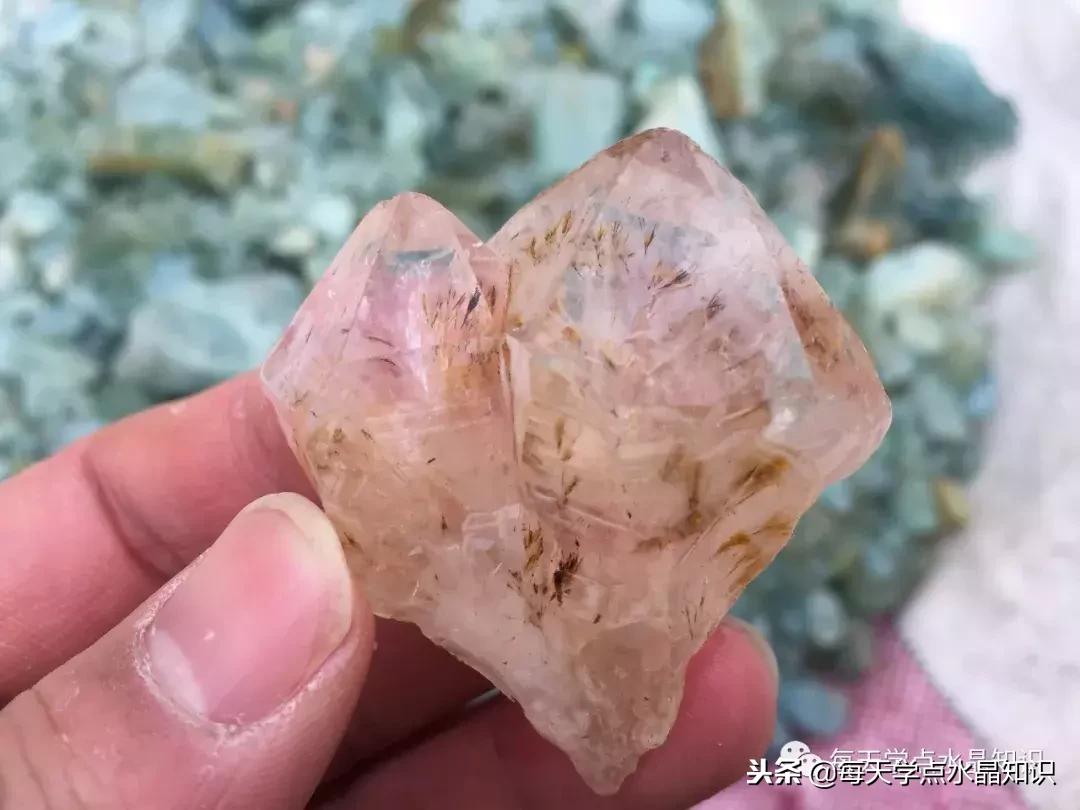 天蒙蒙亮赶个早市看一看天然水晶毛料市场