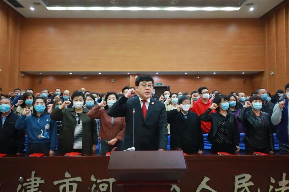 百名人民陪审员宣誓就职,54名人民陪审员宣誓