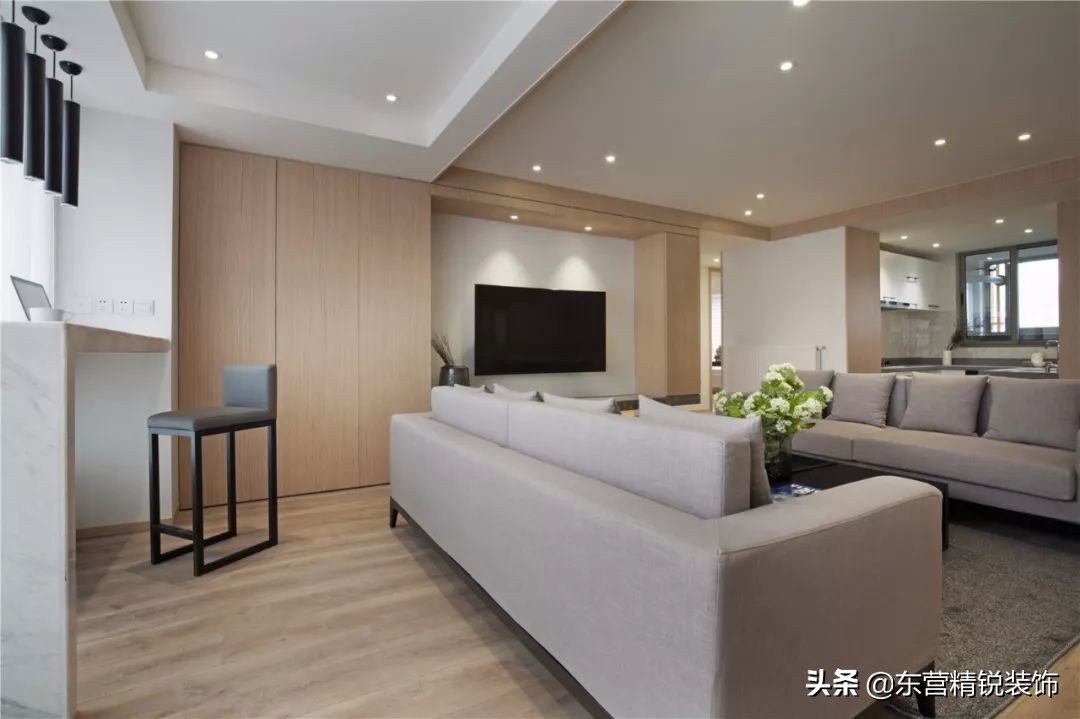 主卧背景墙护墙板装修效果图大全,100平方现代轻奢护墙板装修多少钱