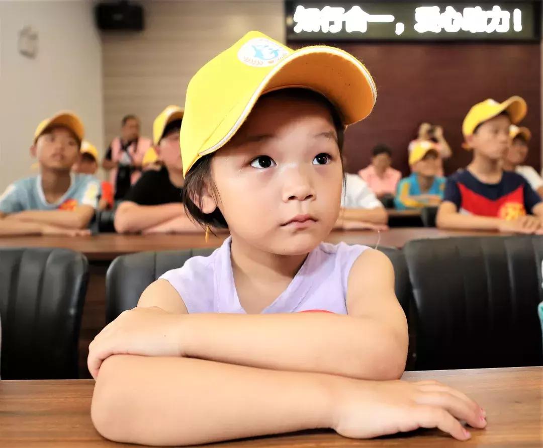 “知行瑞博”和你在一起，体验不一样的夏令营……