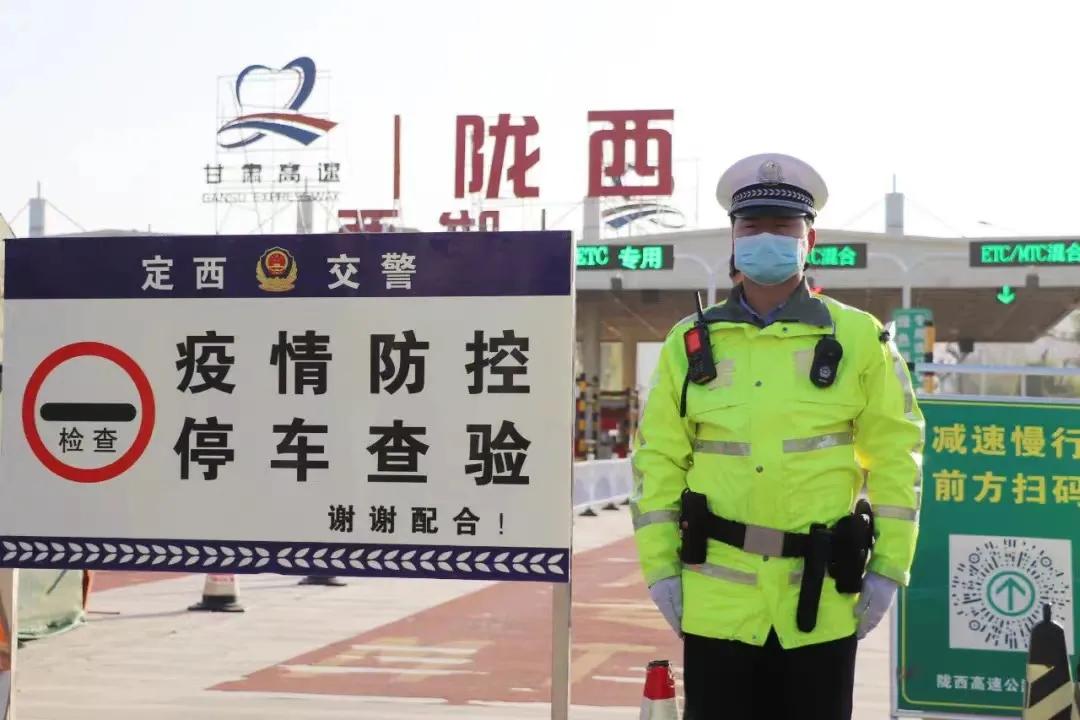 战疫情冰城交警义无反顾坚守一线,疫情期间交警坚守岗位在战斗