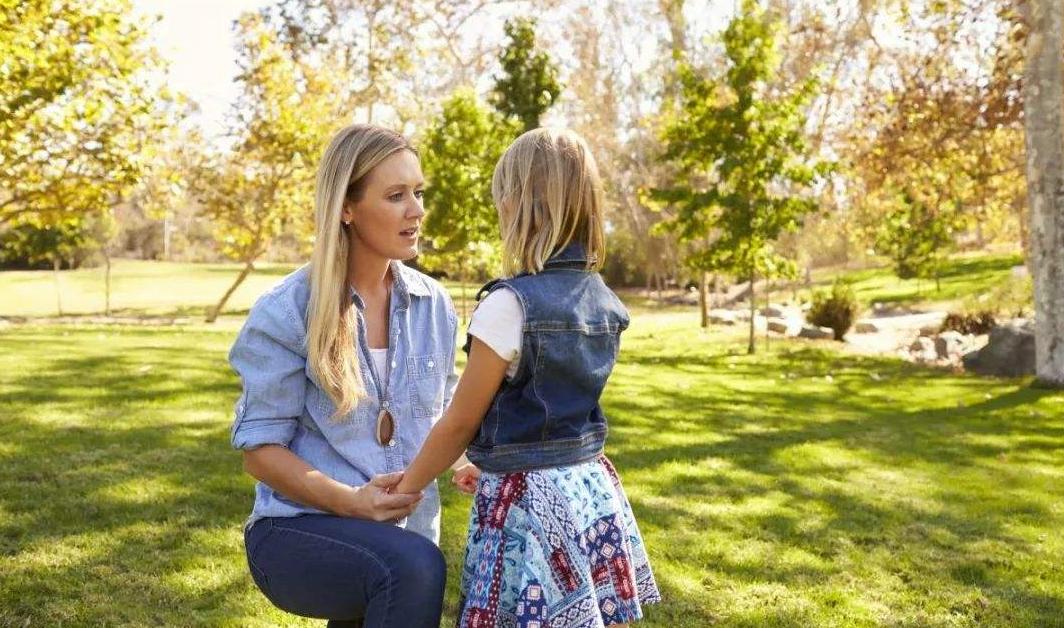 “妈妈，我喜欢同桌”，孩子到“异性好感期”，家长应该如何应对