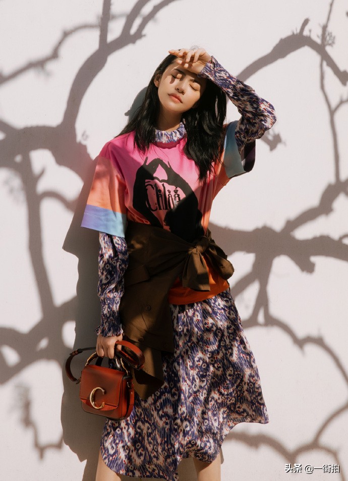 姚晨裙装图片,姚晨穿露肩裙好看吗