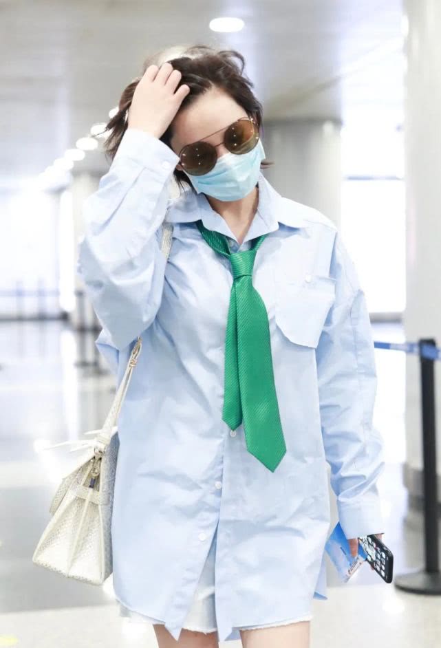 张馨予穿绿色披肩晒照显娇羞,婚后张馨予穿衣风格大变