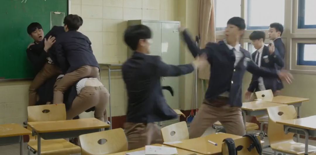 三个男生一个高冷一个腼腆,一个高冷的男生逗比