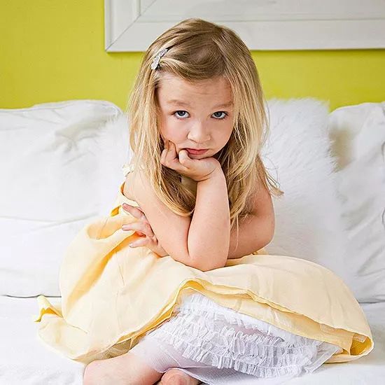 咬衣服的孩子危害,三四岁的小孩咬手咬衣服心理学