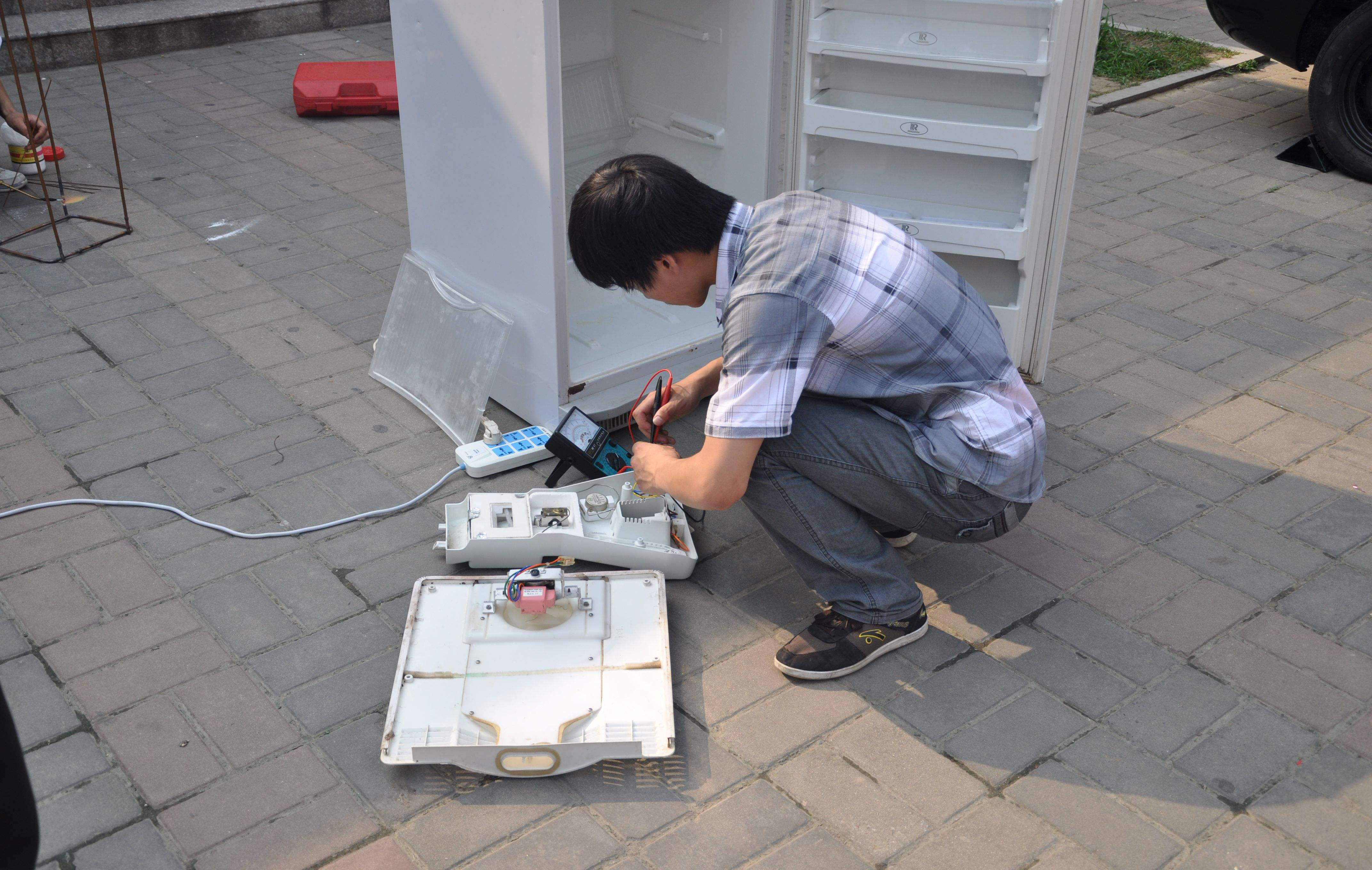 新买的冰箱进屋就通电了,新买的冰箱通电后又立马关了