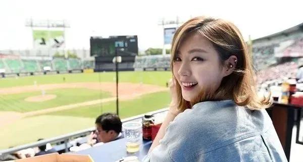 身材不输女星柳岩,关婷娜身材不输柳岩