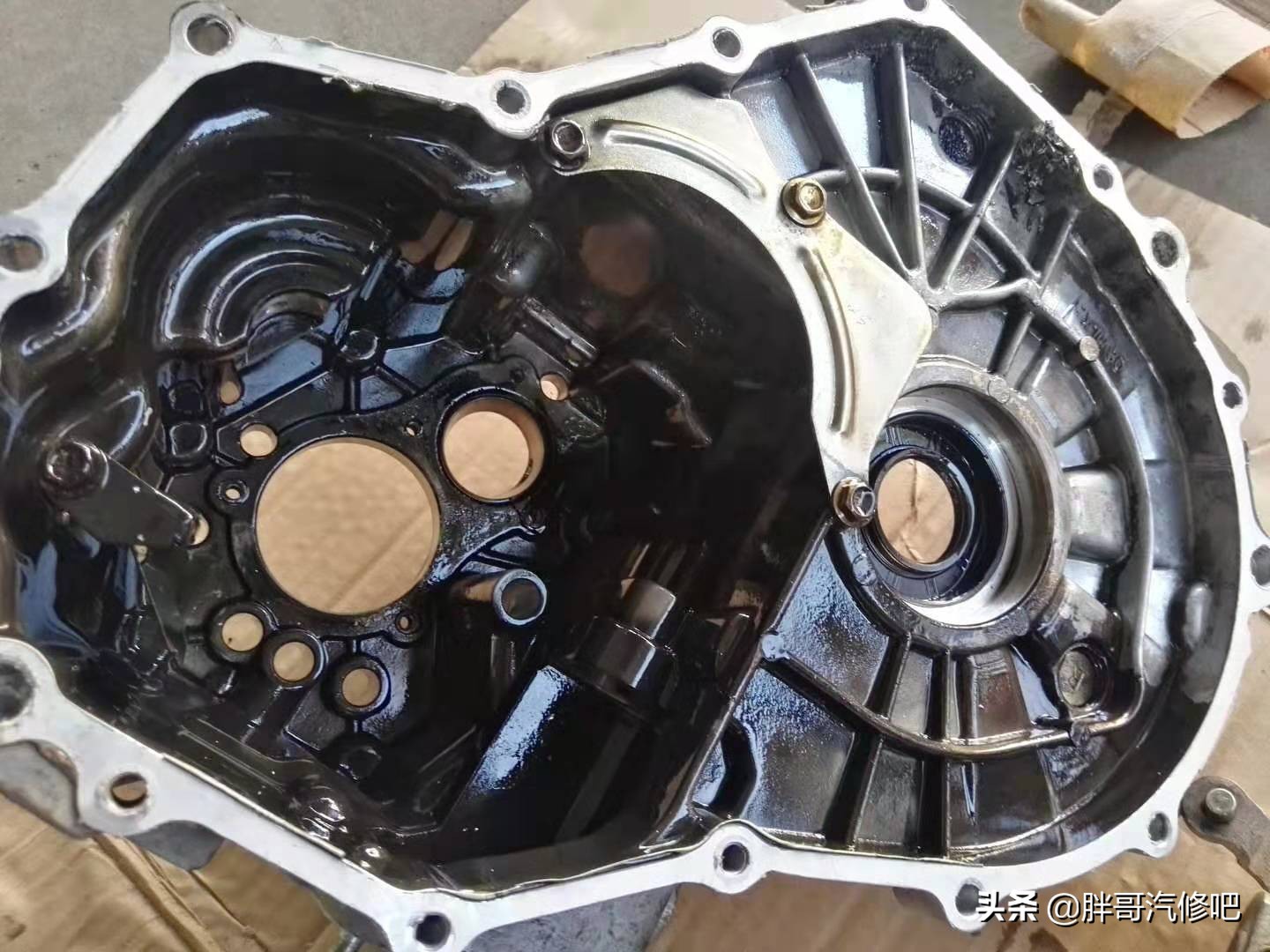 变速箱壳体损坏是维修还是换新,汽车变速箱壳破裂怎么维修