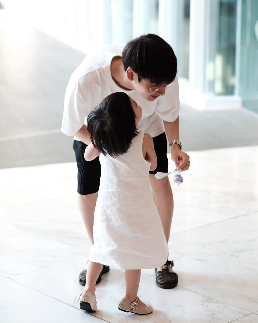 他泰男星和小朋友的治愈同框：BP一家三口关大爷画风不对