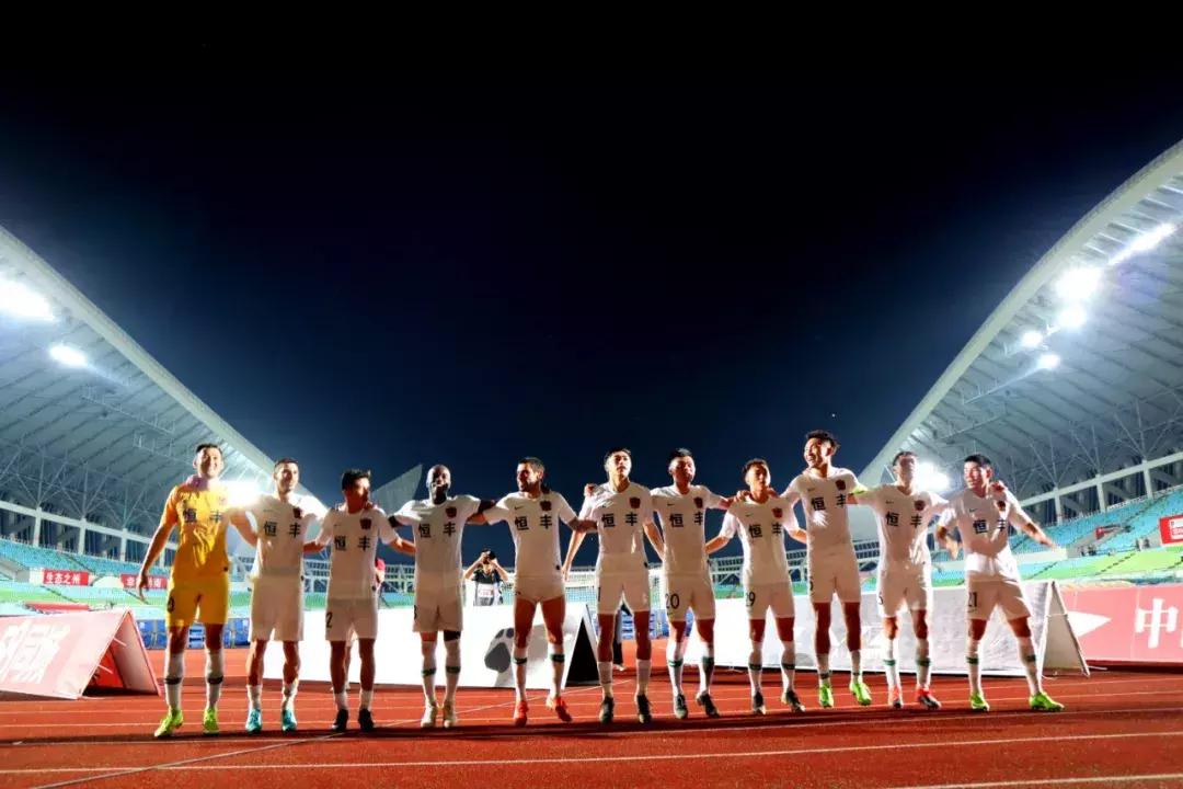 贵州恒丰莫塔角球破门,大连一方2:1贵州恒丰