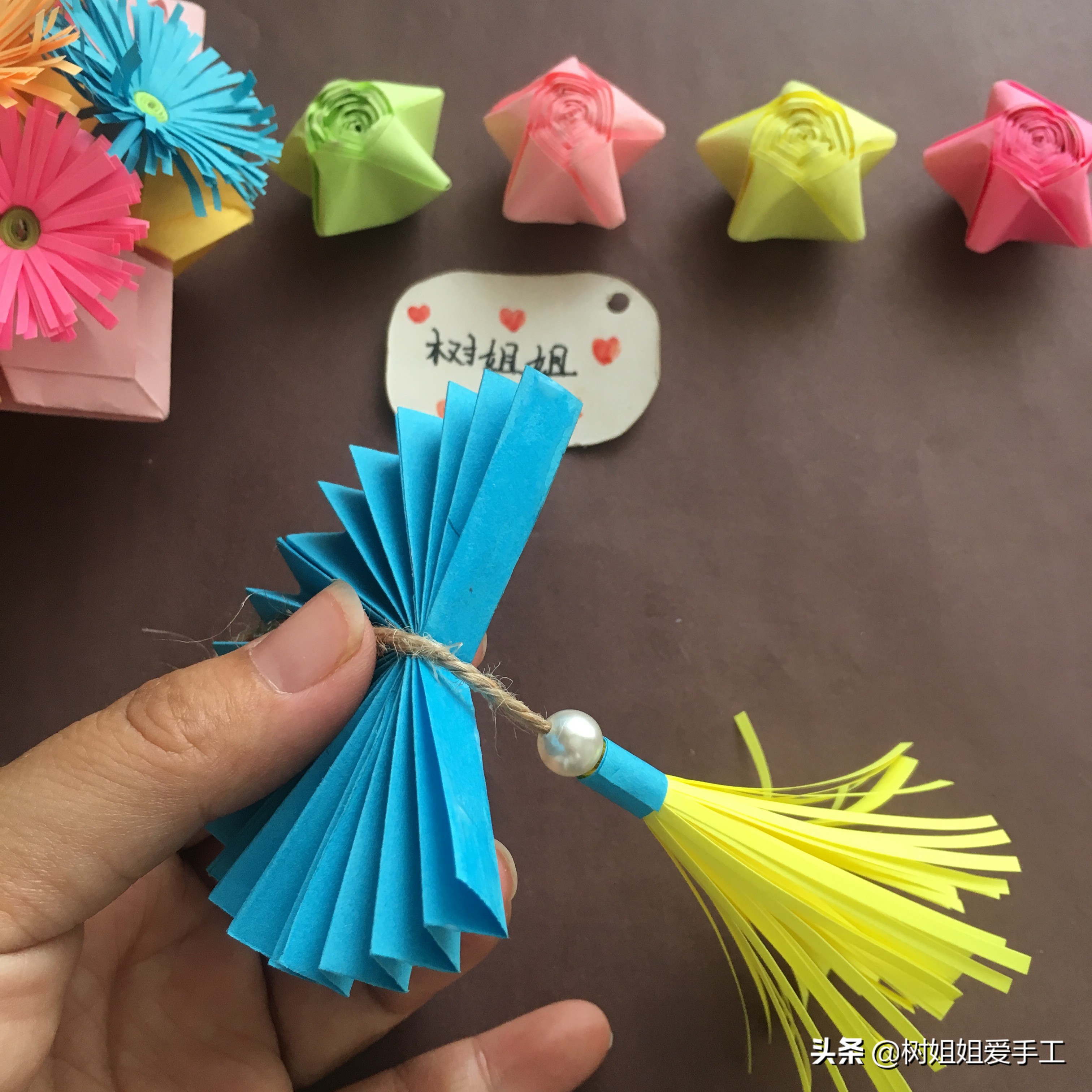 折纸灯笼装饰屋顶,可以用手提着的灯笼折纸