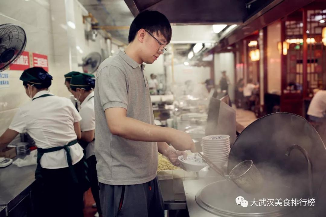 时隔一年又吃上武汉热干面,红油热干面和麻酱热干面