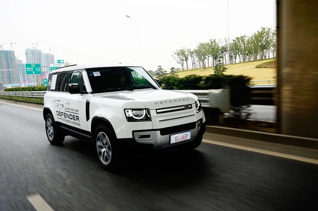 试驾路虎全新卫士,路虎卫士110p400x和暗黑特别版区别